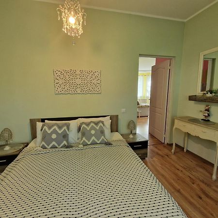 Boutigue City House With Terrace And Garden Free Parking Riga Exteriör bild